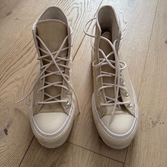 Converse Shoes - Platform beige converse size 7
